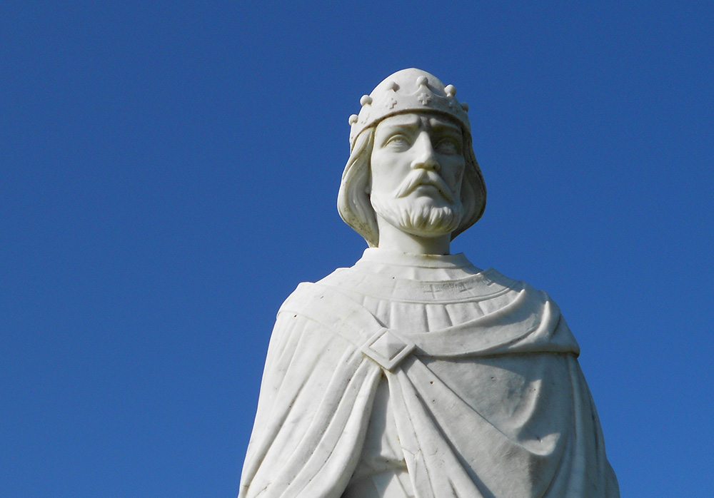 A statue of St. Olaf of Norway, seen at St. Olaf Parish in Poulsbo, Washington (Wikimedia Commons/Nick Hoke)