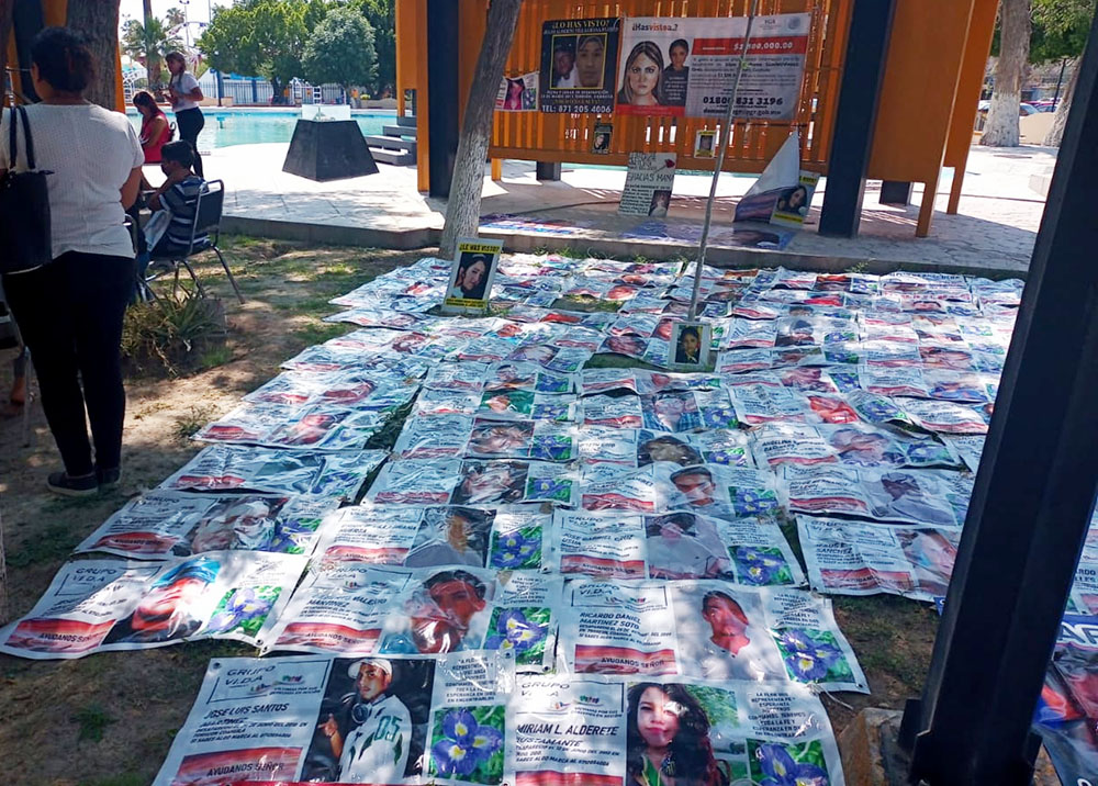 En el monumento dedicado a las personas desaparecidas, el grupo Vida pone rostro a las víctimas en ocasión del Día de las Madres el 10 de mayo de 2022. (Foto: cortesía Hna. Mariana Olivo Espinoza)