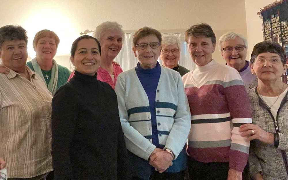 Hermanas de varias congregaciones que se han trasladado al Valle del Río Grande en Texas, EE. UU., para atender a los migrantes de la zona se reunieron para celebrar juntas el Día de Acción de Gracias. Hermanas de varias congregaciones que se han trasladado al Valle del Río Grande en Texas, EE. UU., para atender a los migrantes de la zona se reunieron para celebrar juntas el Día de Acción de Gracias. (Foto: cortesía de la Hna. Rose Kuhn, del Inmaculado Corazón de María)