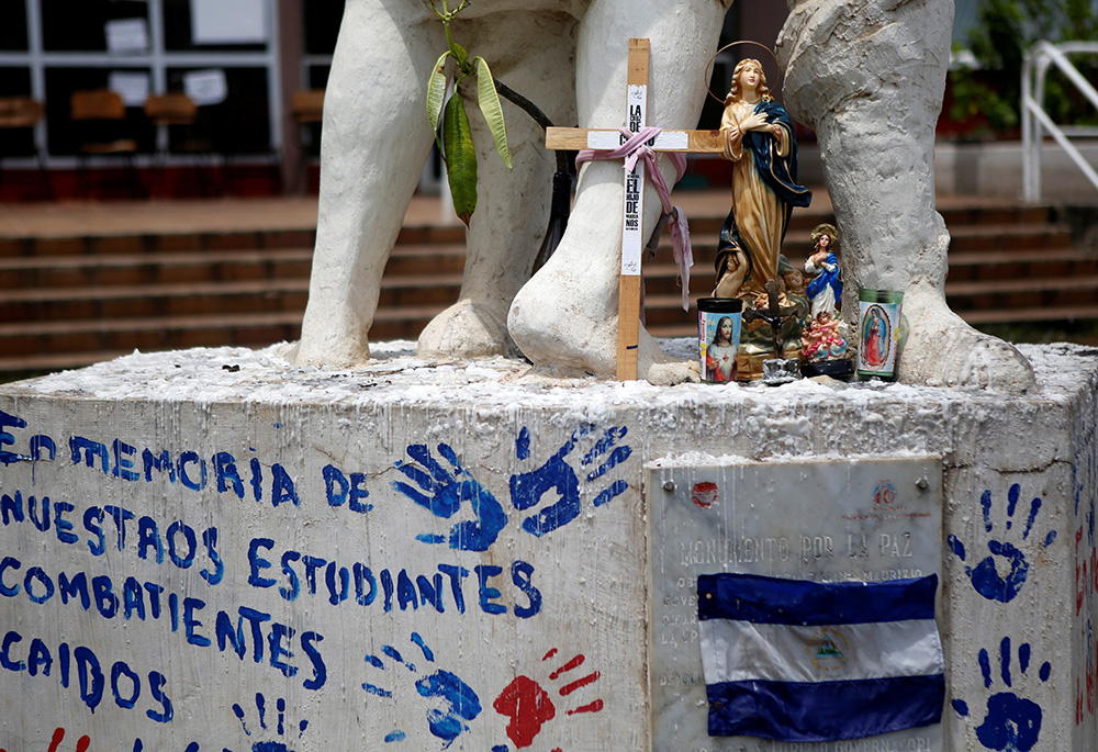 Un monumento a los estudiantes universitarios que murieron en las protestas de 2018 contra el gobierno del presidente nicaragüense Daniel Ortega se observa en la Universidad Politécnica de Nicaragua en Managua. A principios de febrero de 2022, la Asamblea Nacional de Nicaragua ordenó la revocación de la personalidad jurídica de cinco universidades, incluida una universidad católica, junto con varios proyectos educativos y caritativos católicos.