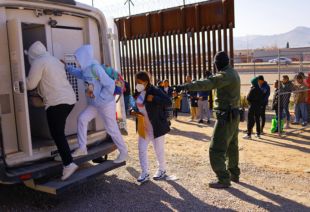 Migrantes detenidos por agentes de la Patrulla Fronteriza estadounidense tras cruzar a Estados Unidos desde México para solicitar asiloMigrantes detenidos por agentes de la Patrulla Fronteriza estadounidense tras cruzar a Estados Unidos desde México para solicitar asilo suben a un vehículo que los trasladará a un centro de detención el 19 de diciembre de 2022 en El Paso Texas. (Foto: OSV News/Reuters/José Luis González) Migrantes detenidos por agentes de la Patrulla Fronteriza estadounidense tras cruzar a Estados Unidos desde México para solicitar asilo suben a un vehículo que los trasladará a un centro de detención el 19 de diciembre de 2022 en El Paso, Texas. (Foto: OSV News/Reuters/José Luis González)