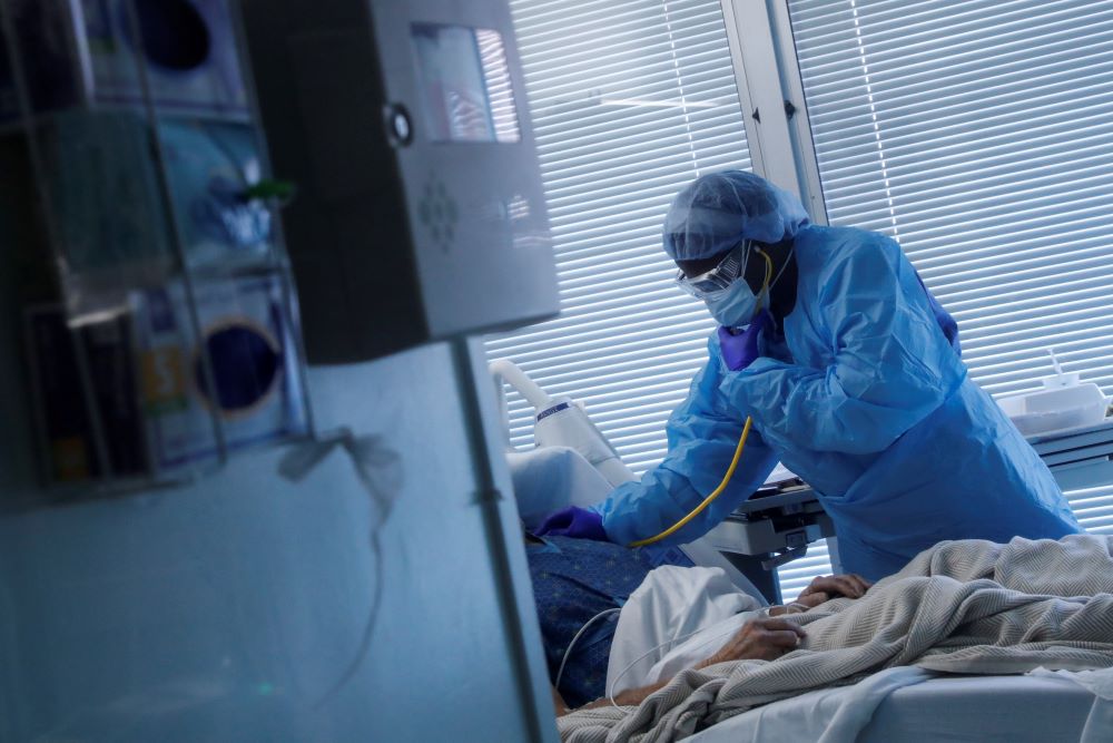 A registered nurse in Little Rock, Ark., checks on a COVID-19 patient at the University of Arkansas for Medical Sciences Aug. 16, 2021. (CNS/Reuters/Shannon Stapleton)