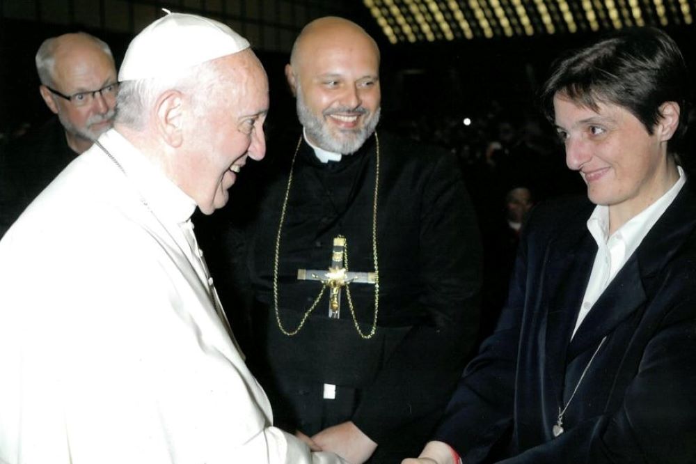 Nadia Coppa shakes hands with Pope Francis.