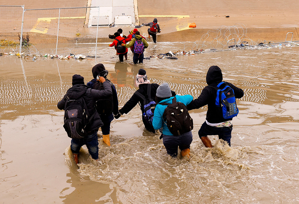 Migrantes en busca de asilo cruzan el río Bravo desde Ciudad Juárez (México), la frontera entre Estados Unidos y México Migrantes en busca de asilo cruzan el río Bravo desde Ciudad Juárez (México), la frontera entre Estados Unidos y México, para solicitar asilo el 2 de enero en El Paso, Texas. (Foto: OSV News/Reuters/José Luis González)