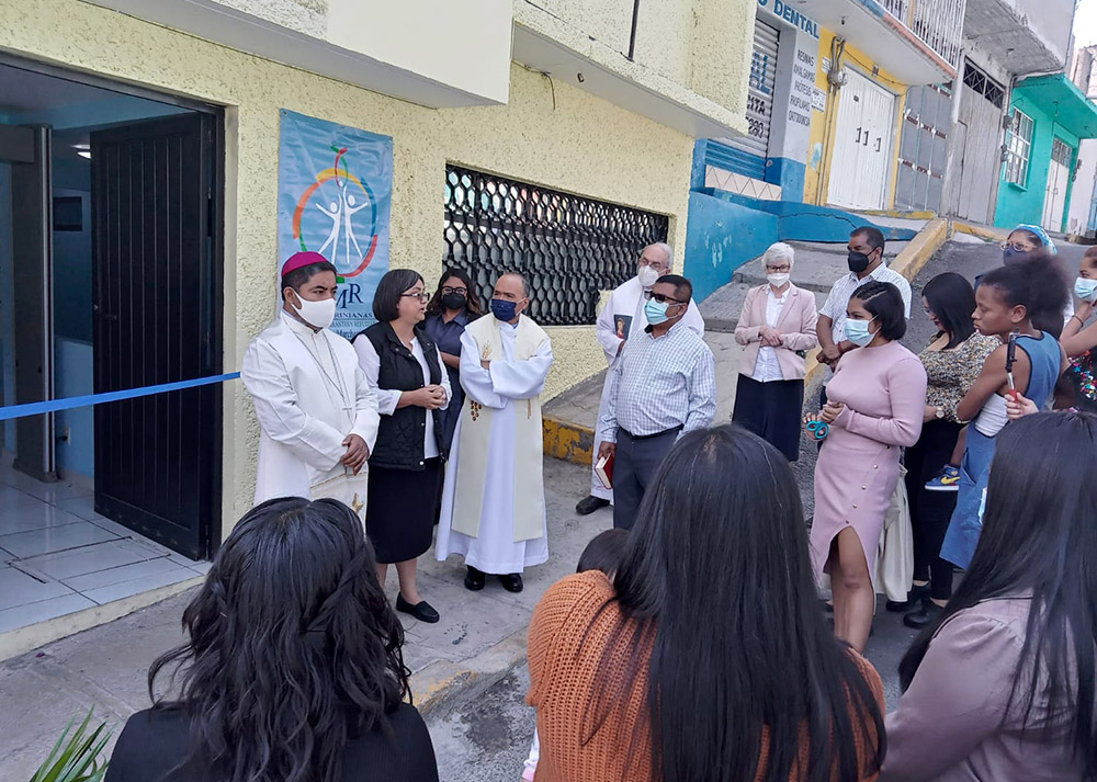 El obispo de Iztapalapa, México, Jorge Cuapio Bautista, bendice la Casa Mambré el 5 de agosto de 2022. (Foto: cortesía de Lidia Mara Silva de Souza)