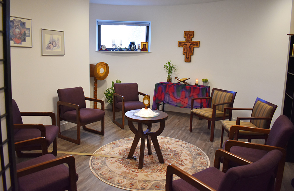 La capilla situada junto al jardín del Noviciado Colaborativo Intercongregacional de Chicago ofrece un espacio sagrado para la oración y la misa. (Foto: Julie A. Ferraro) La capilla situada junto al jardín del Noviciado Colaborativo Intercongregacional de Chicago ofrece un espacio sagrado para la oración y la misa. (Foto: Julie A. Ferraro)