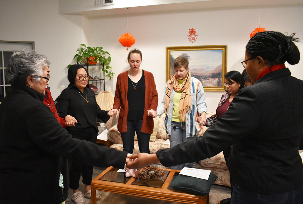 Al concluir la oración de la tarde en el Noviciado Colaborativo Intercongregacional de Chicago, las novicias y las codirectoras se reúnen para recitar simultáneamente el padrenuestro, cada una en su lengua materna. (Foto: Julie A. Ferraro) Al concluir la oración de la tarde en el Noviciado Colaborativo Intercongregacional de Chicago, las novicias y las codirectoras se reúnen para recitar simultáneamente el padrenuestro, cada una en su lengua materna. (Foto: Julie A. Ferraro)