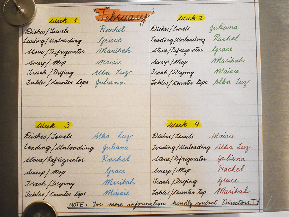 Las novicias se turnan en las tareas de limpieza de la casa como muestra este horario en la nevera. (Foto: Julie A. Ferraro) Las novicias se turnan en las tareas de limpieza de la casa como muestra este horario en la nevera. (Foto: Julie A. Ferraro)