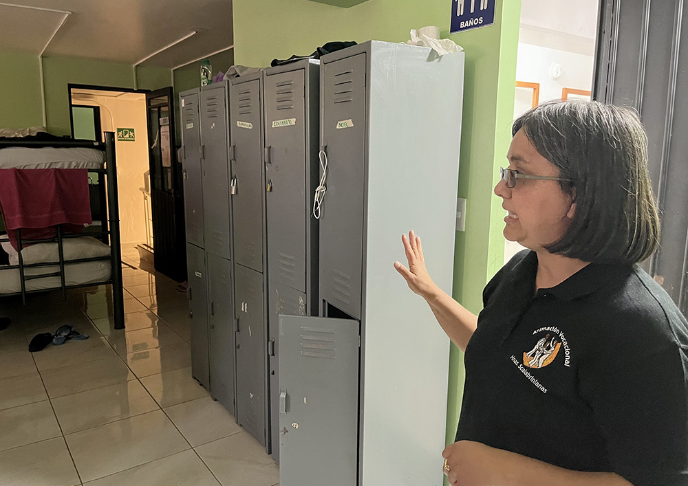 La Hna. Lidia Mara Silva de Souza da un recorrido por los dormitorios comunitarios de Casa Mambré en el municipio de Iztapalapa en la Ciudad de México en marzo. (Foto: Luis Donaldo González)