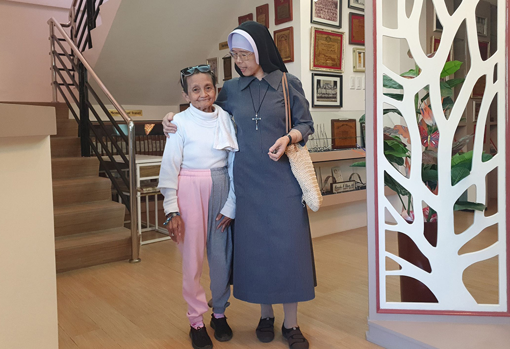 Eulalia Ocon, residente del Hogar María Madre de la Misericordia para Ancianas y Desamparadas, con la Hna. Venus Marie S. Pegar, directora de vocaciones de la comunidad de las Hermanas de San Francisco Javier de Filipinas, en el museo del hogar. Ocon tiene una discapacidad que le afecta al habla; sin embargo, ayuda a las religiosas a visitar el museo construido por la filántropa Mercedes Oliver. (Foto: Oliver Samson)