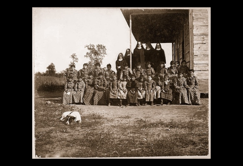 Hermanas y estudiantes en la escuela india de Red Lake en 1889 (Foto: Sisters and students at Red Lake mission school, College of Saint Benedict/Saint John's University Libraries, https://csbsjulib.omeka.net/items/show/919)