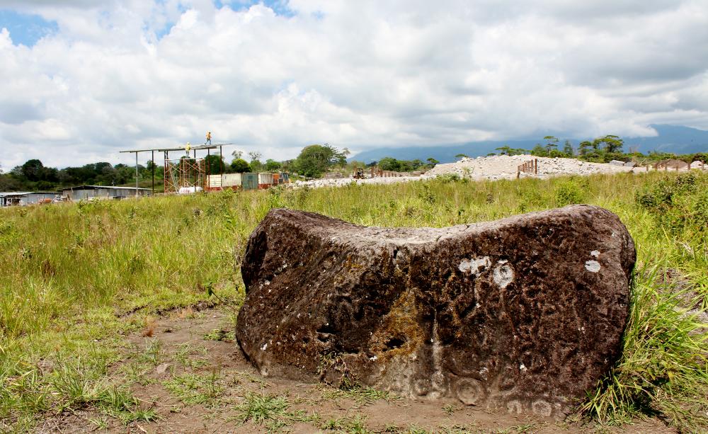 A huge rock with engravings on it, called the Paraíso petroglyph, stands out in the landscape.