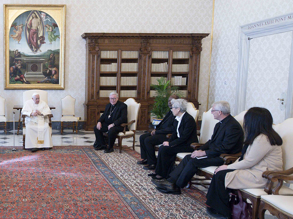 El papa Francisco se reúne con la Hna. mercedaria Shizue Filo Hirota de Tokio, tercera desde la derecha, y otros miembros de la comisión preparatoria de la asamblea general del Sínodo de los Obispos, el 16 de marzo en la biblioteca del Palacio Apostólico del Vaticano.