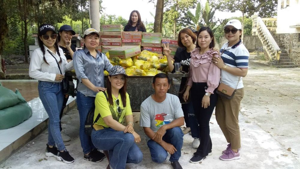 Catholic mothers bring gifts for people living in poverty. (Mary Nguyen Thi Phuong Lan)