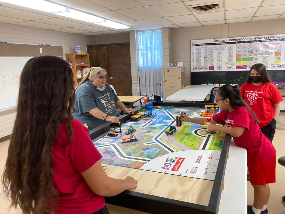 Teresian Sr. Mary Lou Aldape with students of her robotics club at Sacred Heart Catholic School in Uvalde, Texas (Courtesy of Mary Lou Aldape)