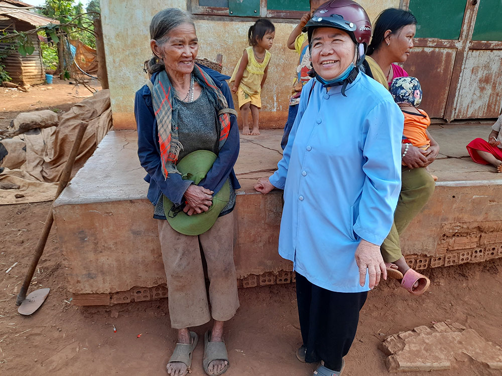 Mary Queen of Peace Sr. Teresa Nguyen Thi Bich talks with Se Dang ethnic Teresa Mam, who's in her 80s and wears three rosaries around her neck, a common practice among ethnic villagers in the Vietnam Central Highlands as a way to protect themselves from evil. (Joachim Pham)