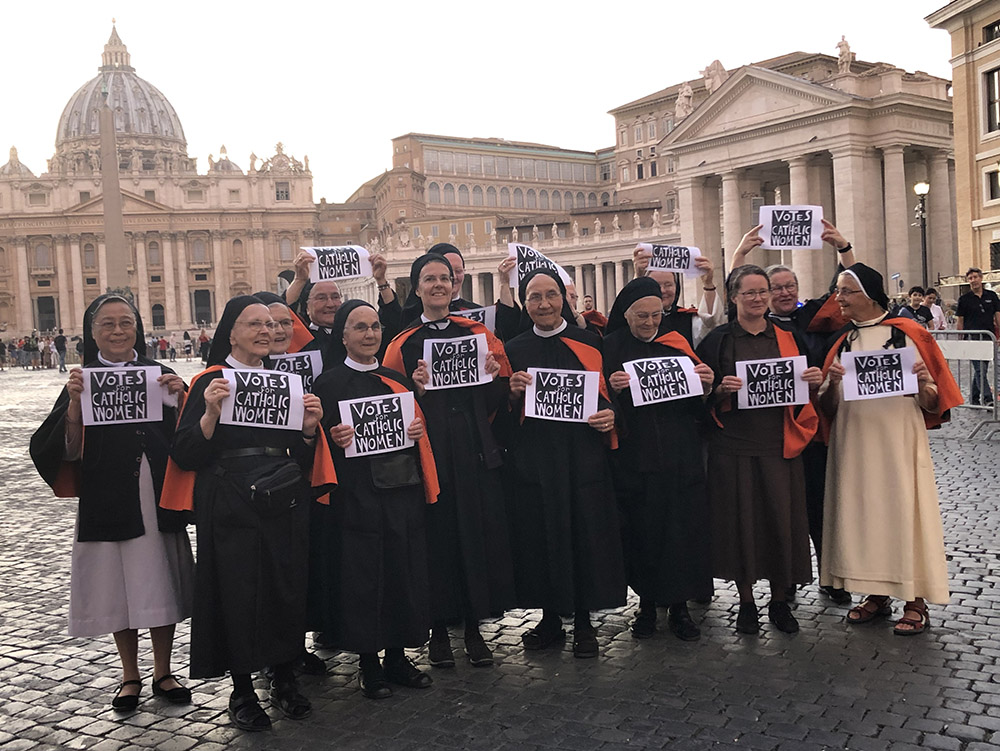 Un grupo de monjas benedictinas del monasterio de Fahr, cerca de Basilea (Suiza), piden el “voto para las mujeres católicas” en el Vaticano durante el Sínodo de Obispos de octubre de 2019 para la Amazonia. (Foto: Deborah-Rose Milavec)