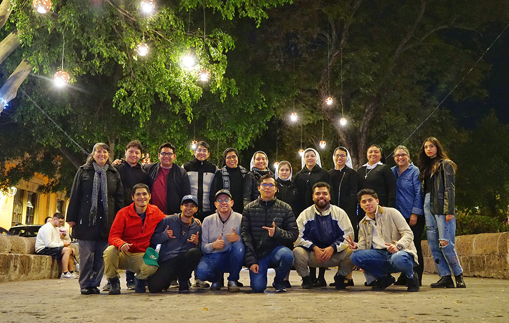 Un grupo de jóvenes adultos y miembros de la Fraternidad Misionera Verbum Dei en peregrinación al Santuario de Nuestra Señora de Guadalupe en Morelia, México (Foto: cortesía Asaid Castro)