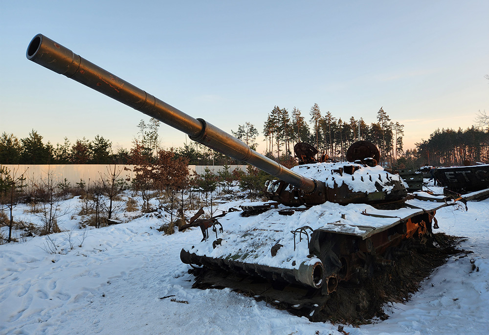 An abandoned Russian tank just off a highway near the Ukrainian capital of Kyiv (GSR photo/Chris Herlinger)