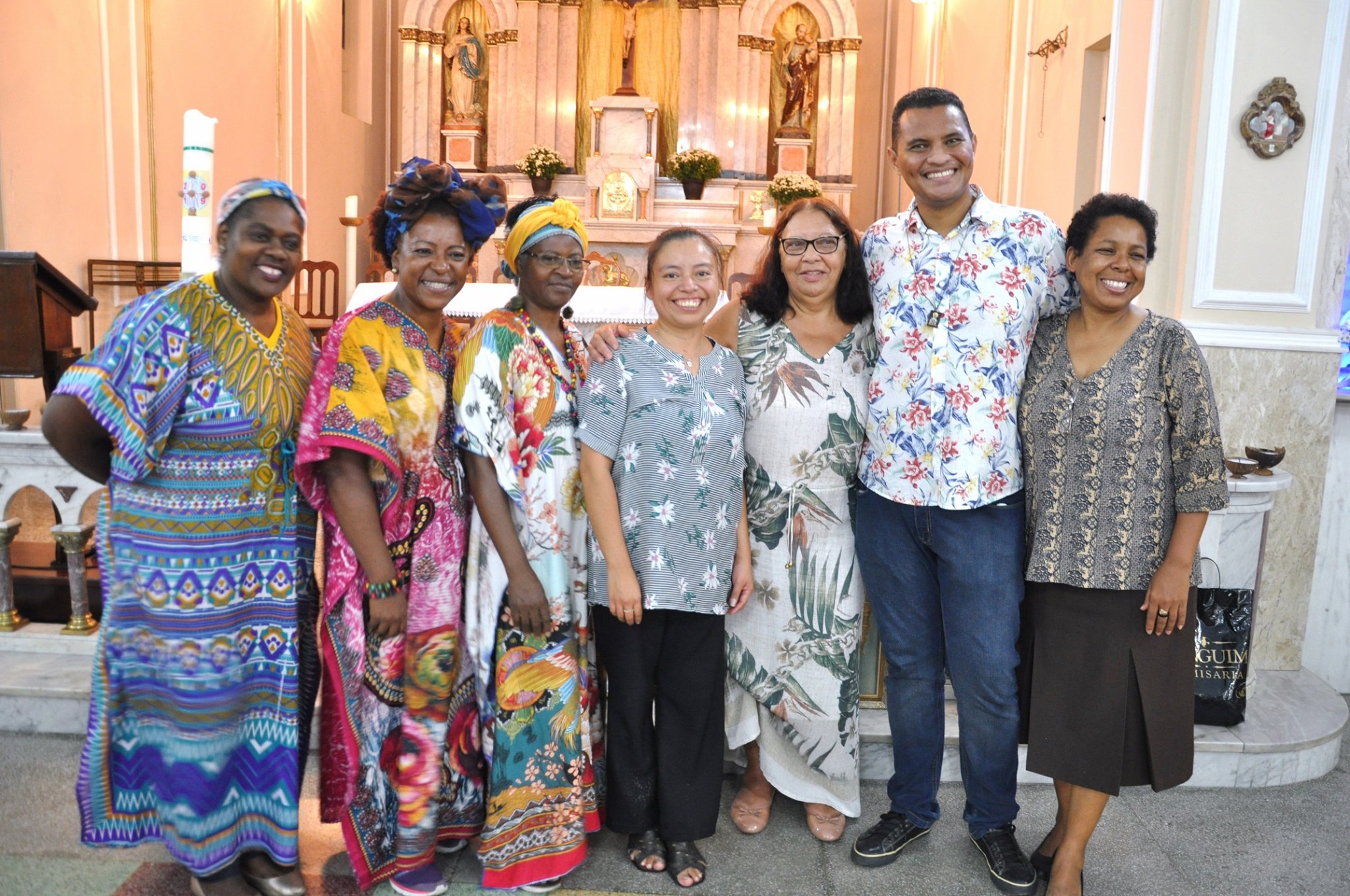 A la derecha la hermana Ruperta Palacios en la misa de despedida de la parroquia San Antonio de Padua en Barra Mansa en Río de Janeiro, mayo de 2019.