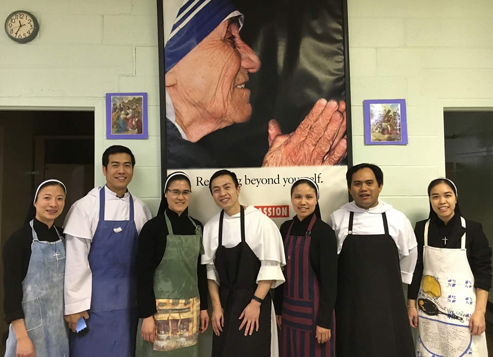 Sisters of the Lovers of the Holy Cross and Dominican priests help in a soup kitchen in St. Louis, Missouri, in 2015. (Courtesy of Ngoc Nguyen)