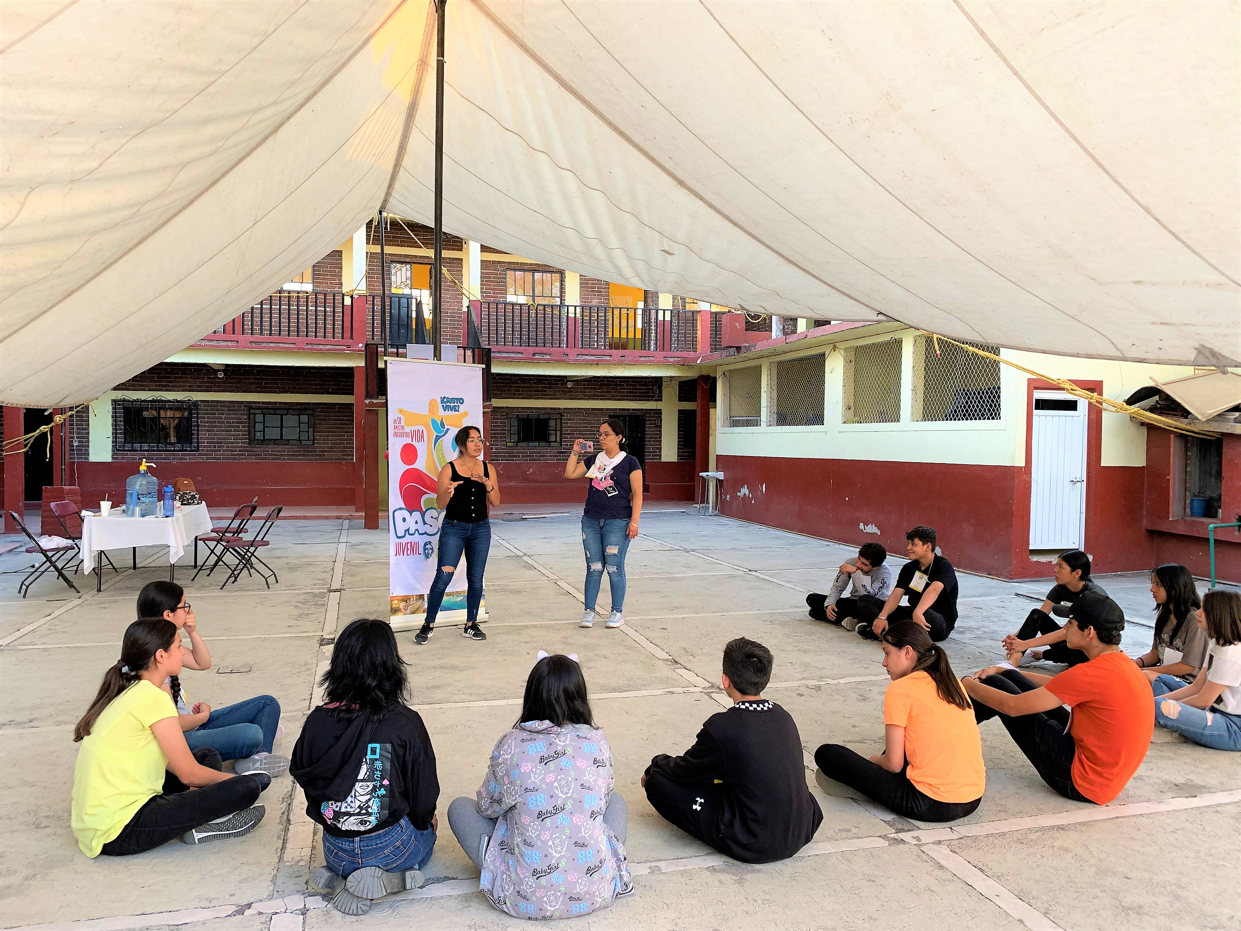 Durante una visita misionera al pueblo de Santa Namaya, en el estado mexicano de Michoacán, un grupo de jóvenes se reúne para recibir formación de integración de sentimientos por parte de un grupo de voluntarios.