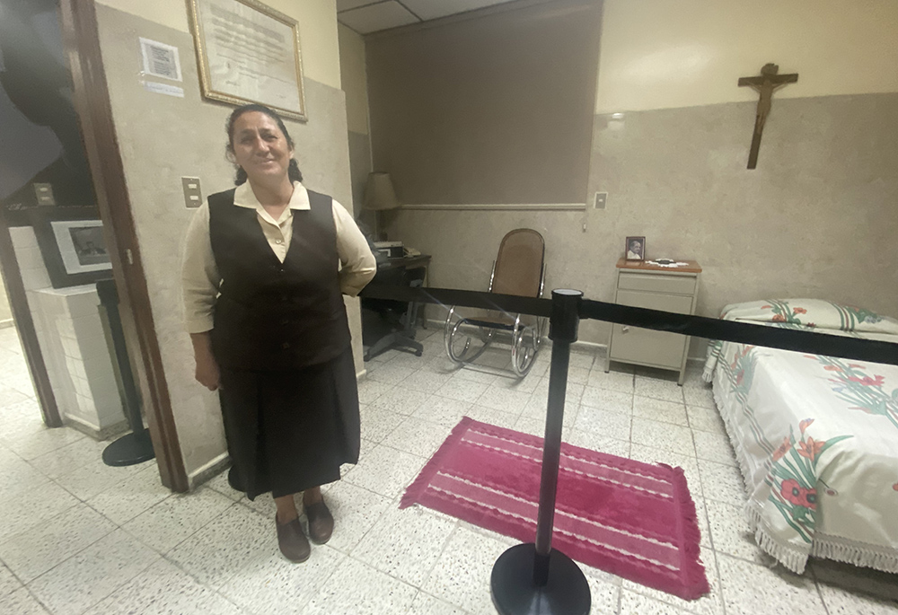 La Hna. Ruby Lemus Salguero frente a una habitación donde vivió y trabajó san Óscar Romero, durante la visita de los peregrinos a la casa el 24 de marzo, en los terrenos del Hospital de la Divina Providencia en San Salvador, El Salvador.