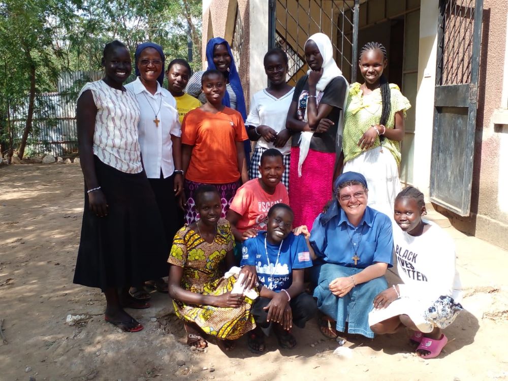 Las Hnas. Elizabetta Grobberio (delante) y Sabina Mueni (segunda desde la izquierda) posan con refugiados en el campo de Kakuma. Las religiosas organizan reuniones semanales para instruir a los refugiados en el perdón y la reconciliación. (Foto: cortesía de las Hermanas Misioneras de Charles De Foucauld)