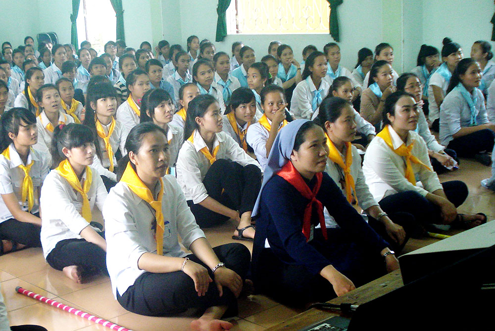 Some 90 religious vocation candidates watch video clips about services done by the Filles de Marie Immaculée, April 24, at the Xuan Thien Convent in Phu Loc district, Vietnam. The candidates also took part in cultural performances, swam at the beach, attended Eucharist adoration, enjoyed agape meals, and had good talks with sisters. (Joachim Pham)