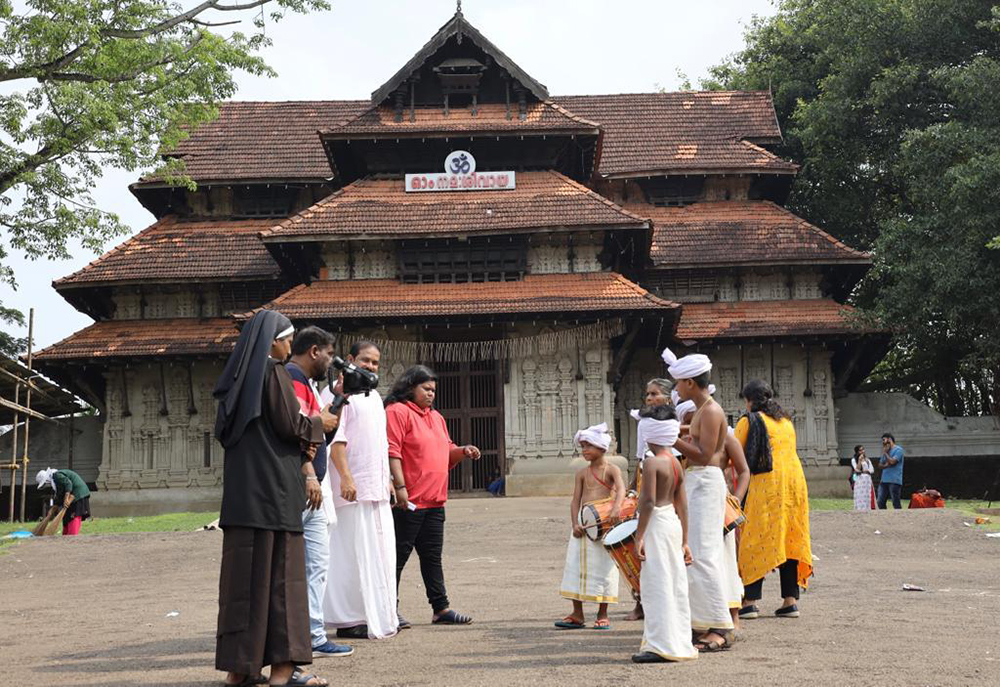 La Hna. carmelita Lismy Parayil y su equipo graban la actuación de jóvenes artistas de la percusión frente a un templo hindú en Thrissur, capital cultural del estado de Kerala, en el suroeste de la India. (Foto: GSR/Ronnie Thomas)