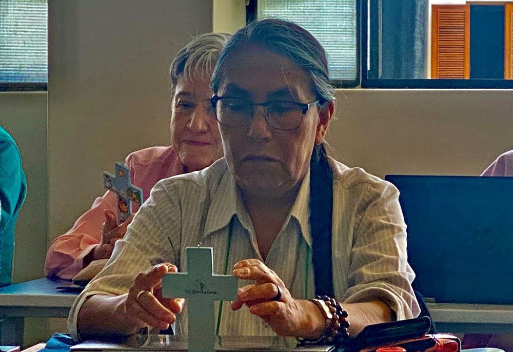La Hna. Isabel Ramírez contempla la cruz durante una reunión de la junta directiva de la Confederación Latinoamericana de Religiosos en Lima, Perú, el 3 de junio.