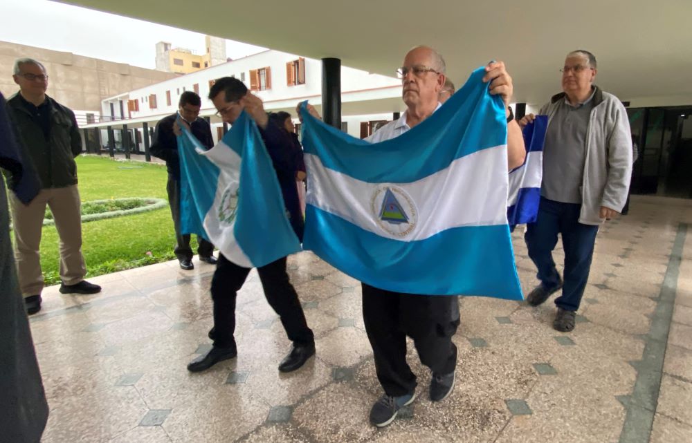 El padre Gregory Gay, de la Congregación de la Misión, lleva la bandera de Nicaragua el 5 de junio durante la reunión de clausura de la junta directiva de la Confederación Latinoamericana de Religiosos en Lima, Perú.