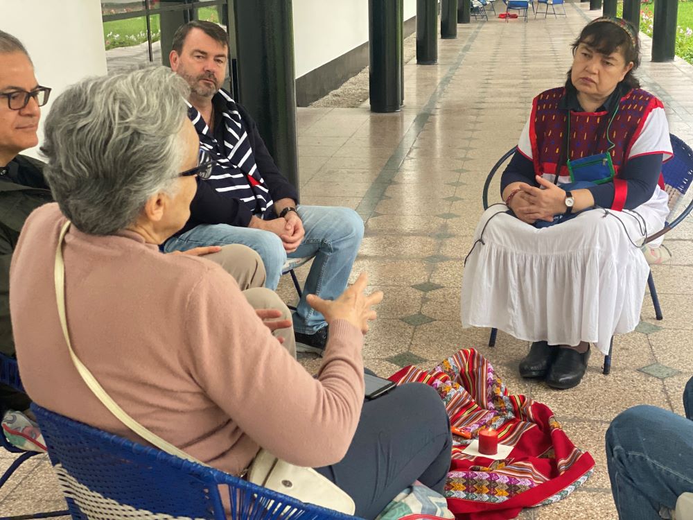 La Hna. Rosa Margarita Mayoral escucha durante una actividad el 5 de junio en una reunión de la junta directiva de la Confederación Latinoamericana de Religiosos en Lima, Perú.