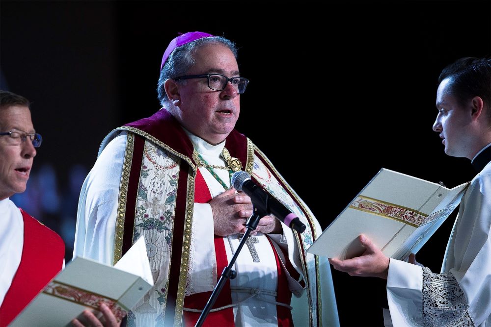 El obispo Michael Olson de Fort Worth, en Texas, preside la oración de la mañana el 21 de septiembre de 2018, durante el Quinto Encuentro Nacional, o V Encuentro, en Grapevine, Texas.