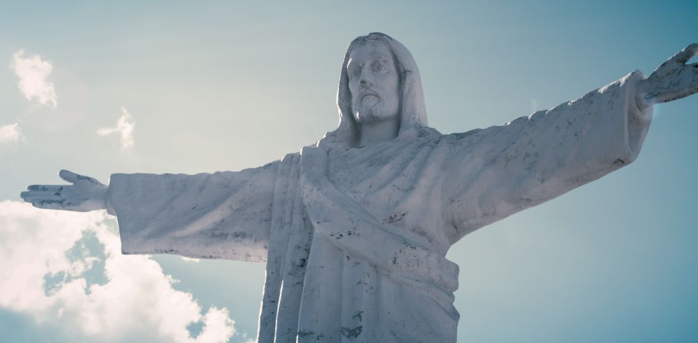 Statue of Jesus with arms wide open