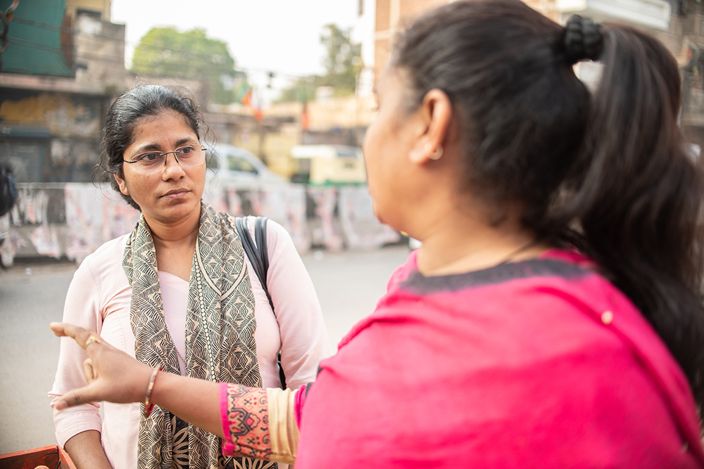 Sr. Rani Punnaserril, a member of the Sisters of the Holy Cross Menzingen, visits Monica Singh and Manoj Kumar's vegetable cart in Delhi. (Photo courtesy of Mubeen Siddiqui/ICMC)