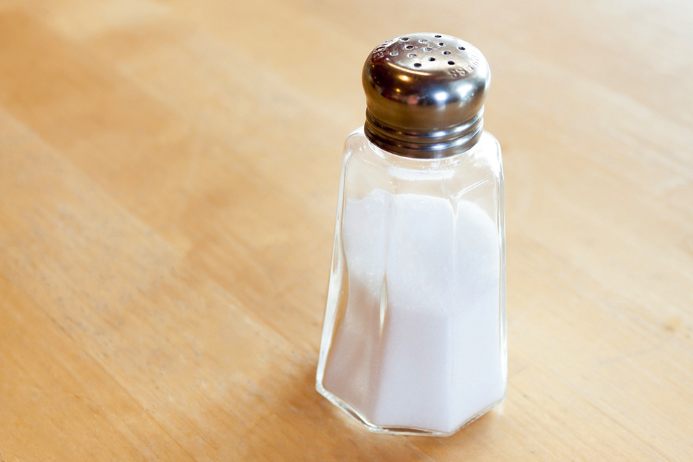 Salt shaker on a wooden table (Pixabay/KatineDesign)