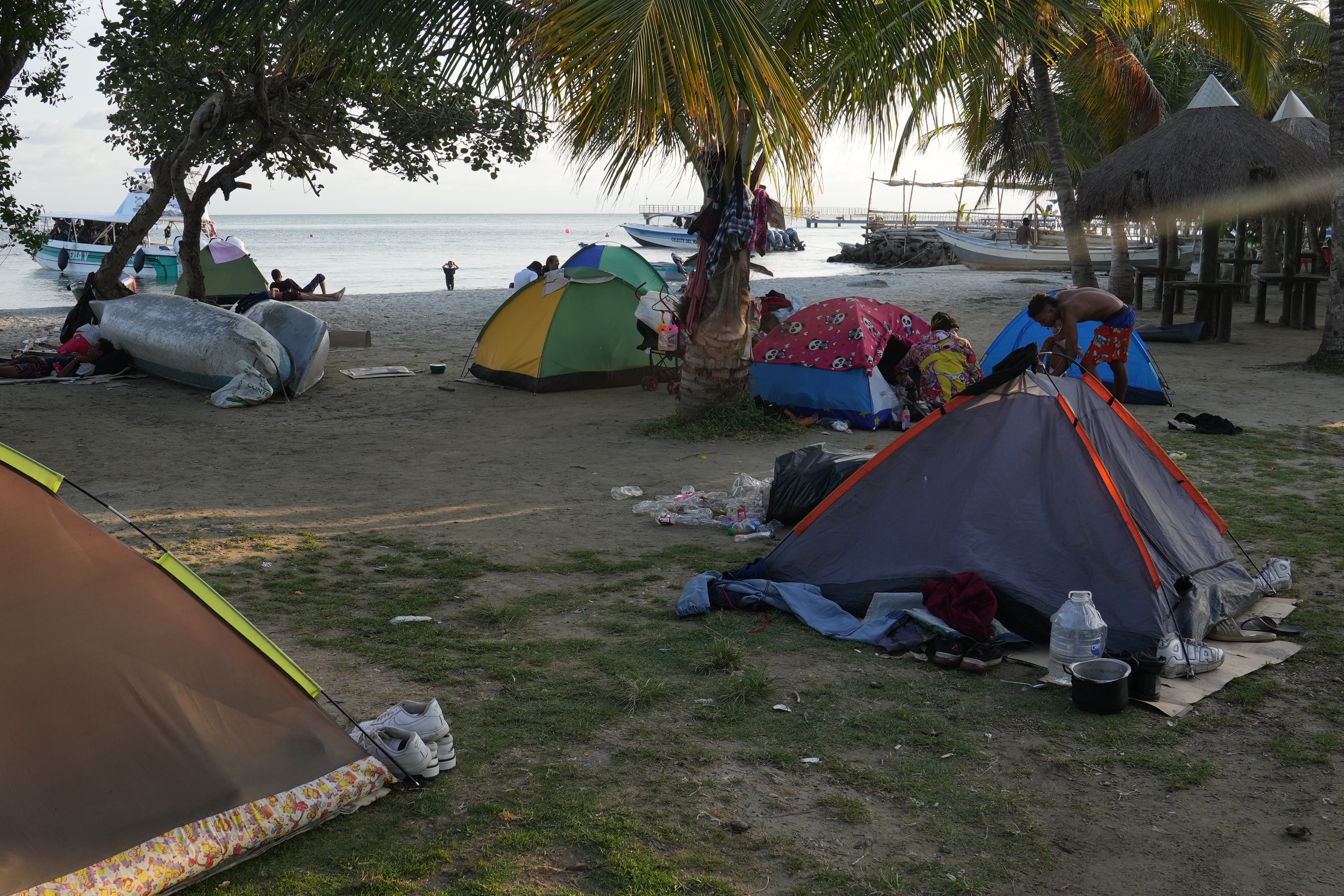 Los migrantes que no tienen dinero para pagar billetes de barco o guías que les permitan cruzar el Tapón del Darién duermen en la playa de Necoclí, Colombia, mientras reúnen los suficiente para continuar su viaje. (Foto: GSR/Manuel Rueda)