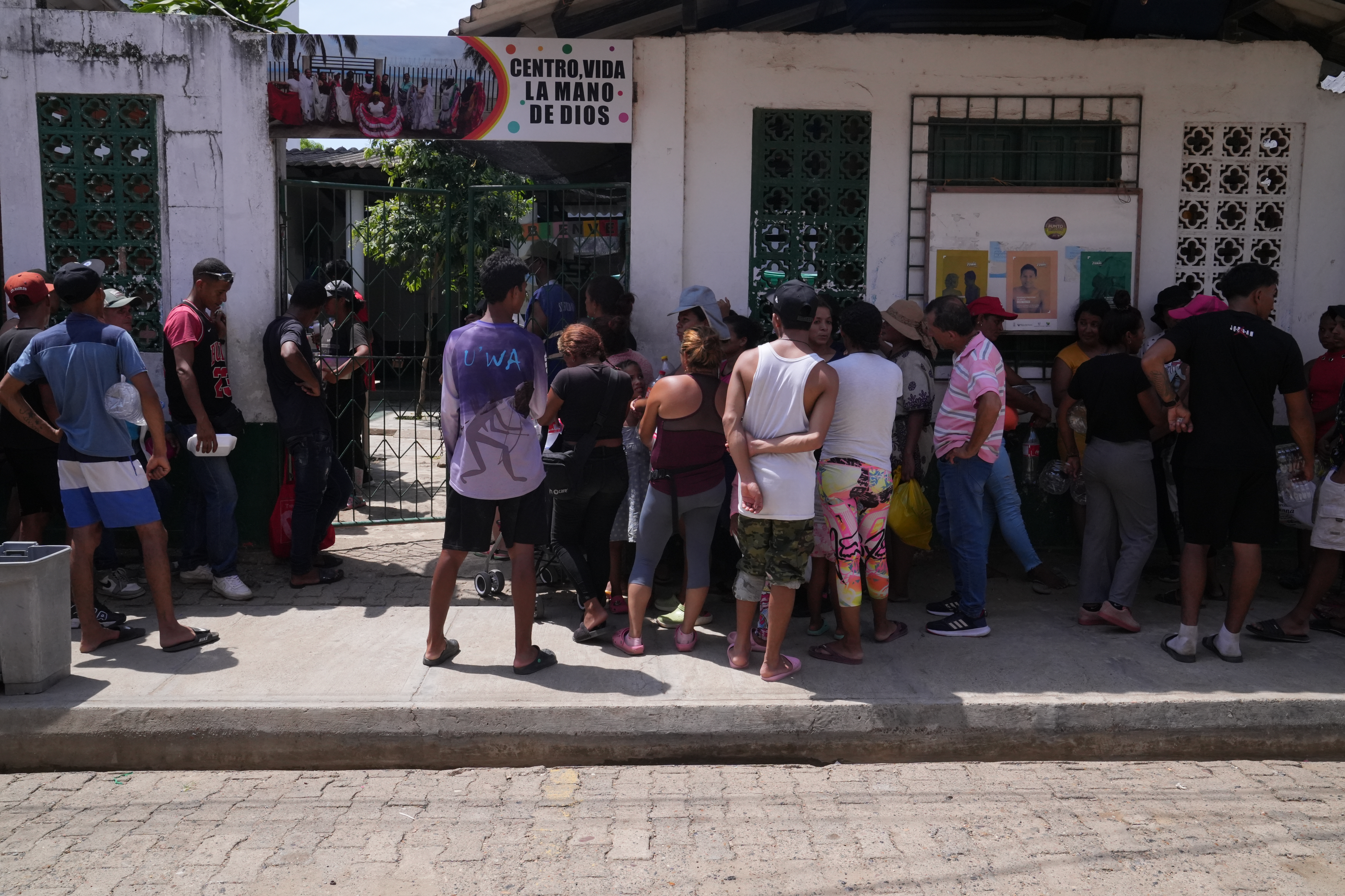 Alivio para sus pies cansados y comidas gratuitas ofrecen a los migrantes las Hermanas de San Juan Evangelista y otras 2 congregaciones que se turnan en el servicio a los más necesitados en el centro comunitario ubicado en Necoclí, pueblo costero colombiano. (Foto: GSR/Manuel Rueda)