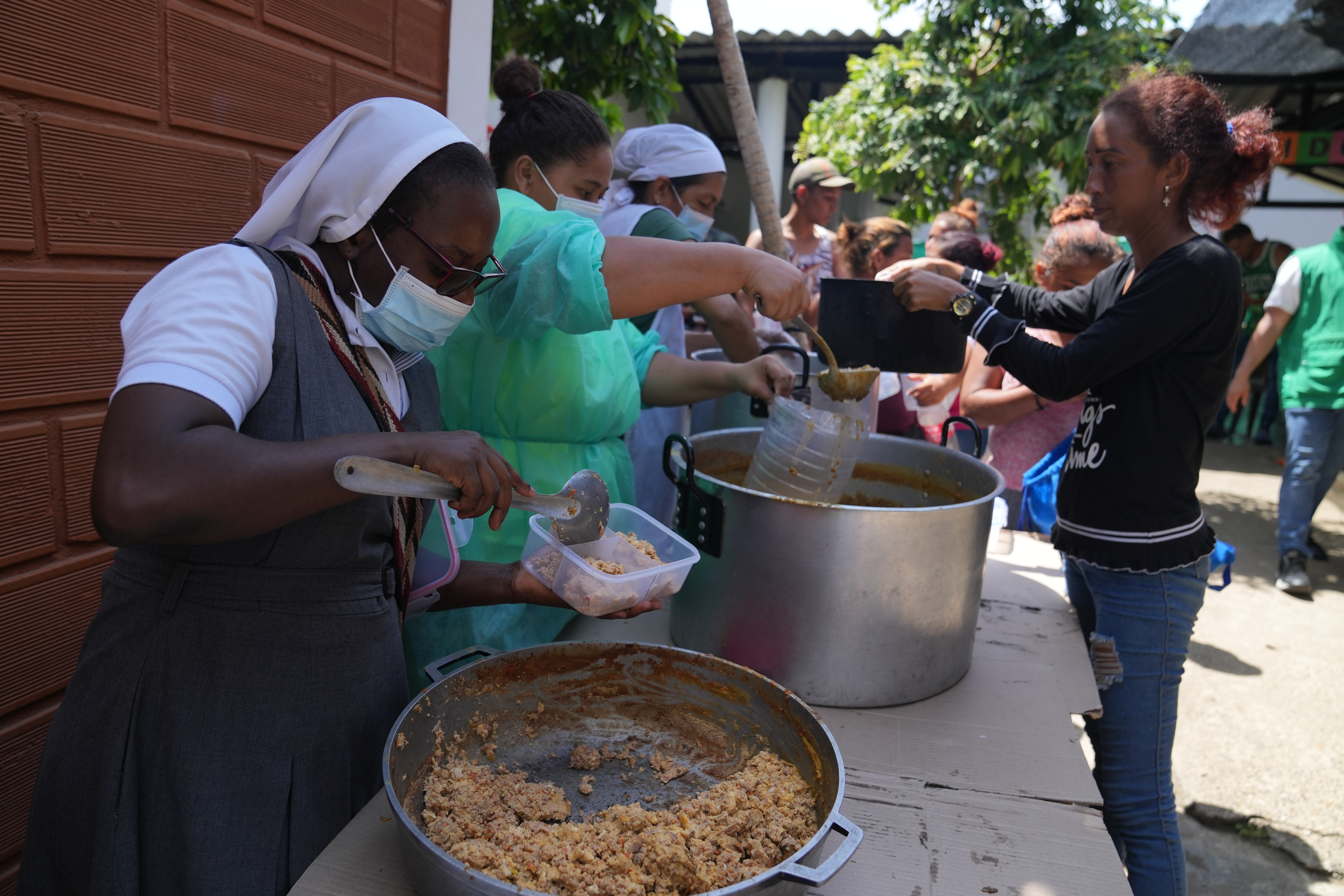 La Hna. Margaret Pericles, de San Juan Evangelista, sirve comidas para migrantes en el centro comunitario de Necoclí, Colombia, el 27 de abril. (Foto: GSR/Manuel Rueda)