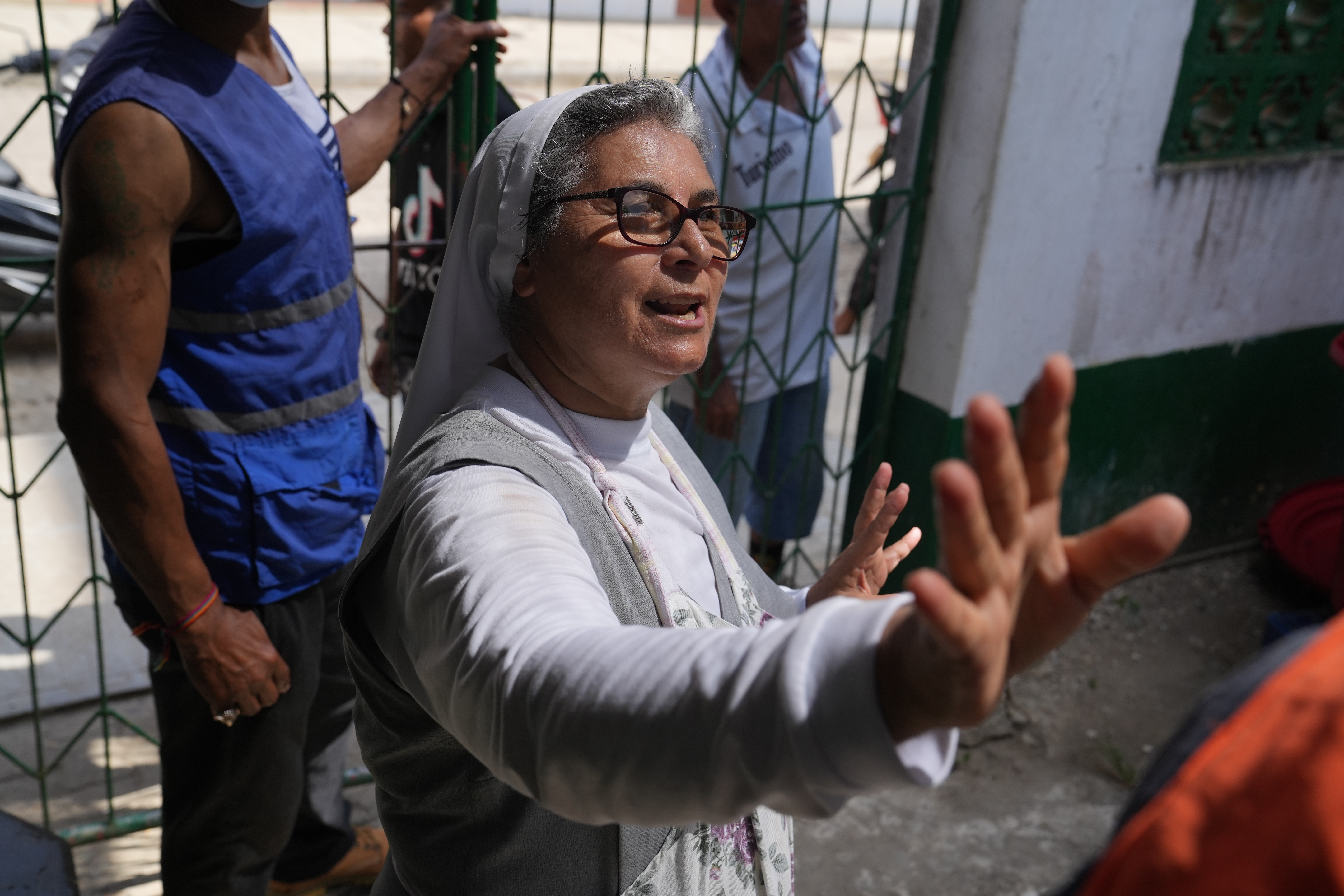 La Hna. Juliana Plata, de San Juan Evangelista, ayuda a mantener el orden entre la multitud en el centro comunitario de Necoclí, Colombia. (Foto: GSR/Manuel Rueda)
