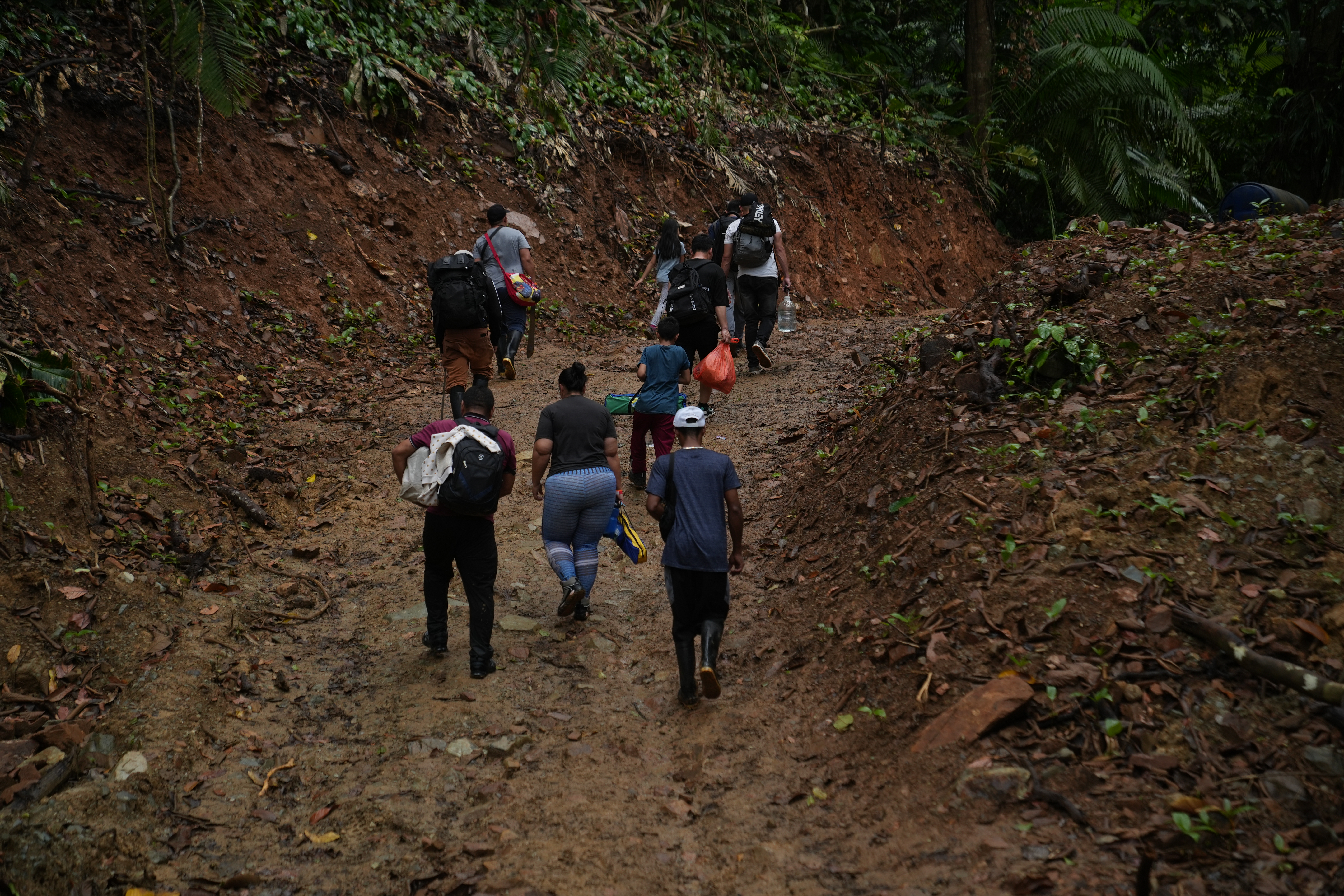 La travesía por caminos empinados supone desgaste físico extremo para los migrantes, a menudo sin calzado apropiado o muy deteriorado, quienes se desplazan por horas diariamente. (Foto: GSR/Manuel Rueda)