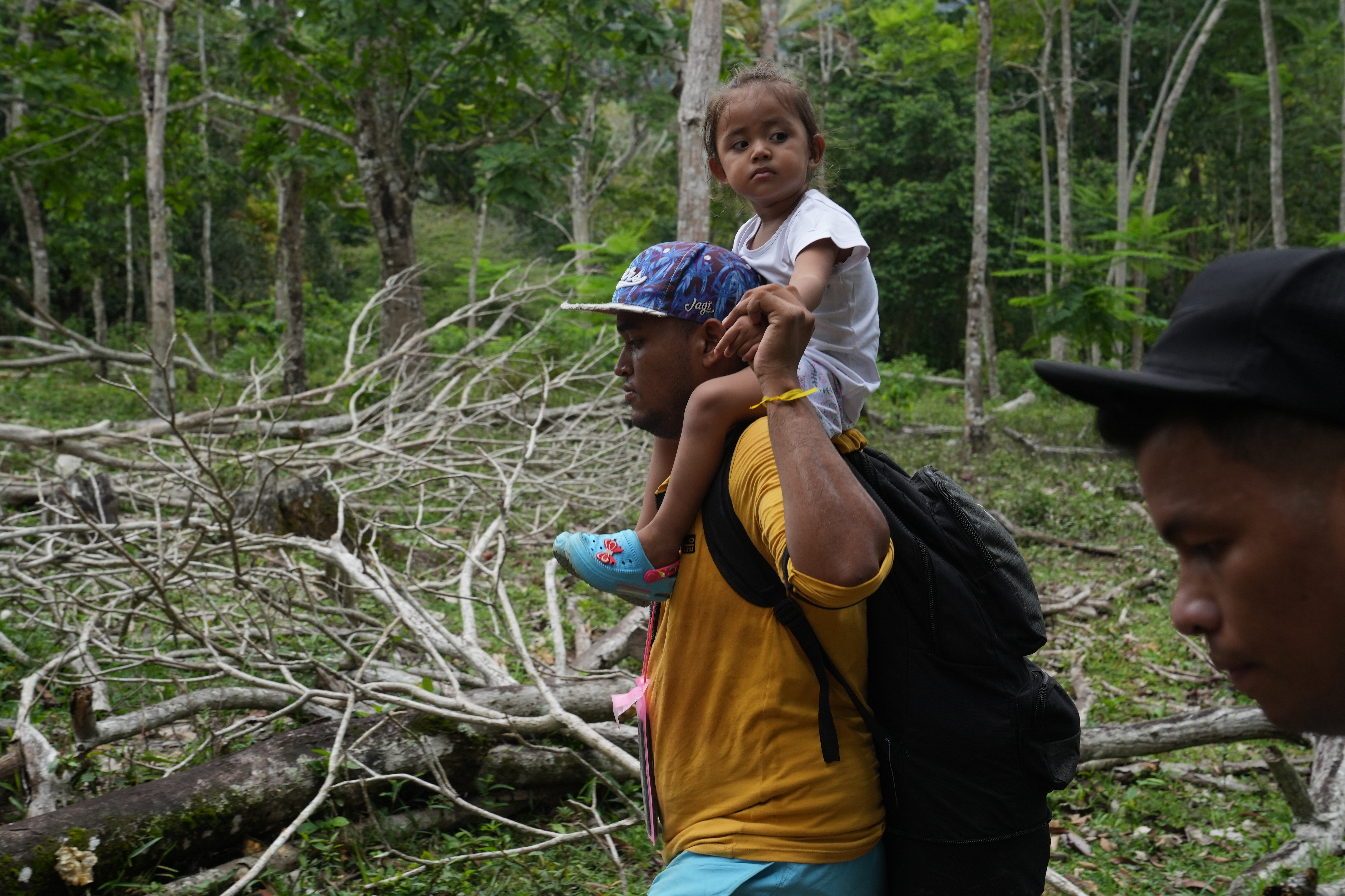 Niños que deberían estar jugando son desarraigados de su país de origen en un exilio forzado de sus padres para conseguirles un futuro promisorio. Al salir del pueblo colombiano de Capurganá e iniciar la marcha por la selva del Tapón del Darién, sobre los hombros de los migrantes descansa la esperanza de una mejor calidad de vida para sus hijos.  (Foto: GSR/Manuel Rueda)