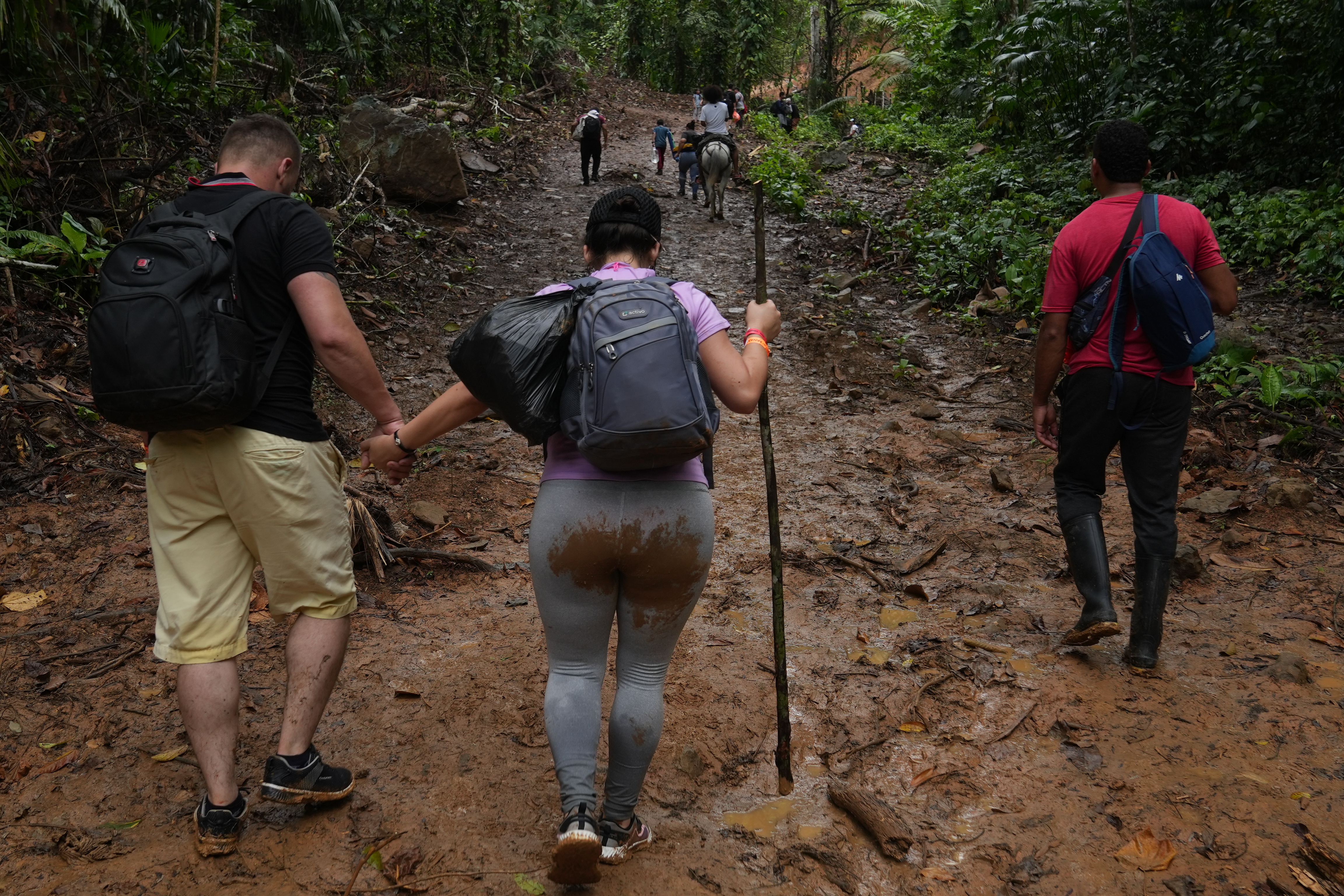 Lo accidentado del trayecto provoca que algunos migrantes se vayan quedando atrás durante la caminata, lo que aumenta su riesgo de ser asaltados o de no recibir socorro oportuno en caso de algún percance. (Foto: GSR/Manuel Rueda)