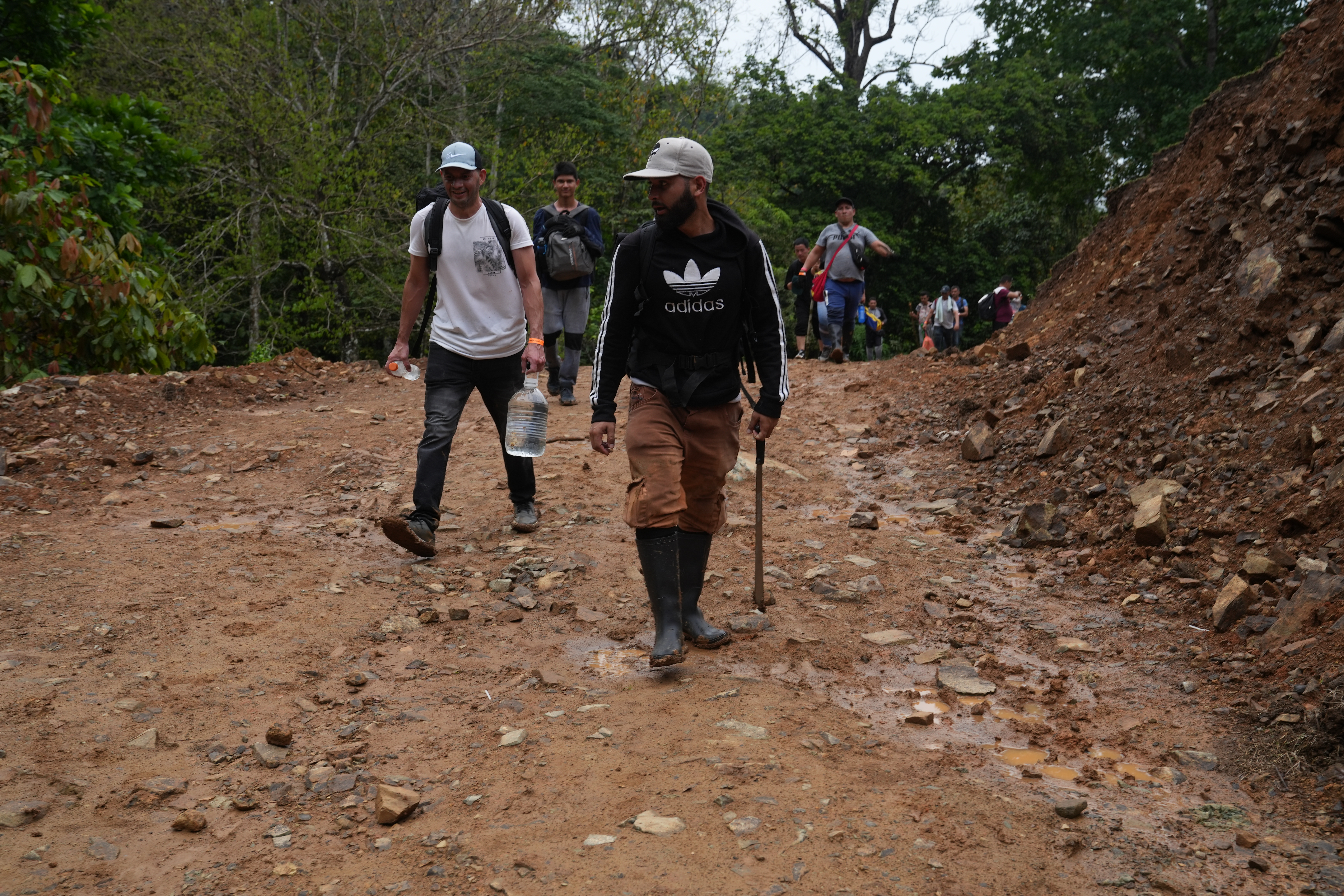 Algunos migrantes, como el venezolano Jairo Hurtado, llevan machetes para abrirse paso a través de la intrincada selva del Tapón del Darién, y para defenderse de los asaltantes que los acechan por los caminos. (Foto: GSR/Manuel Rueda)