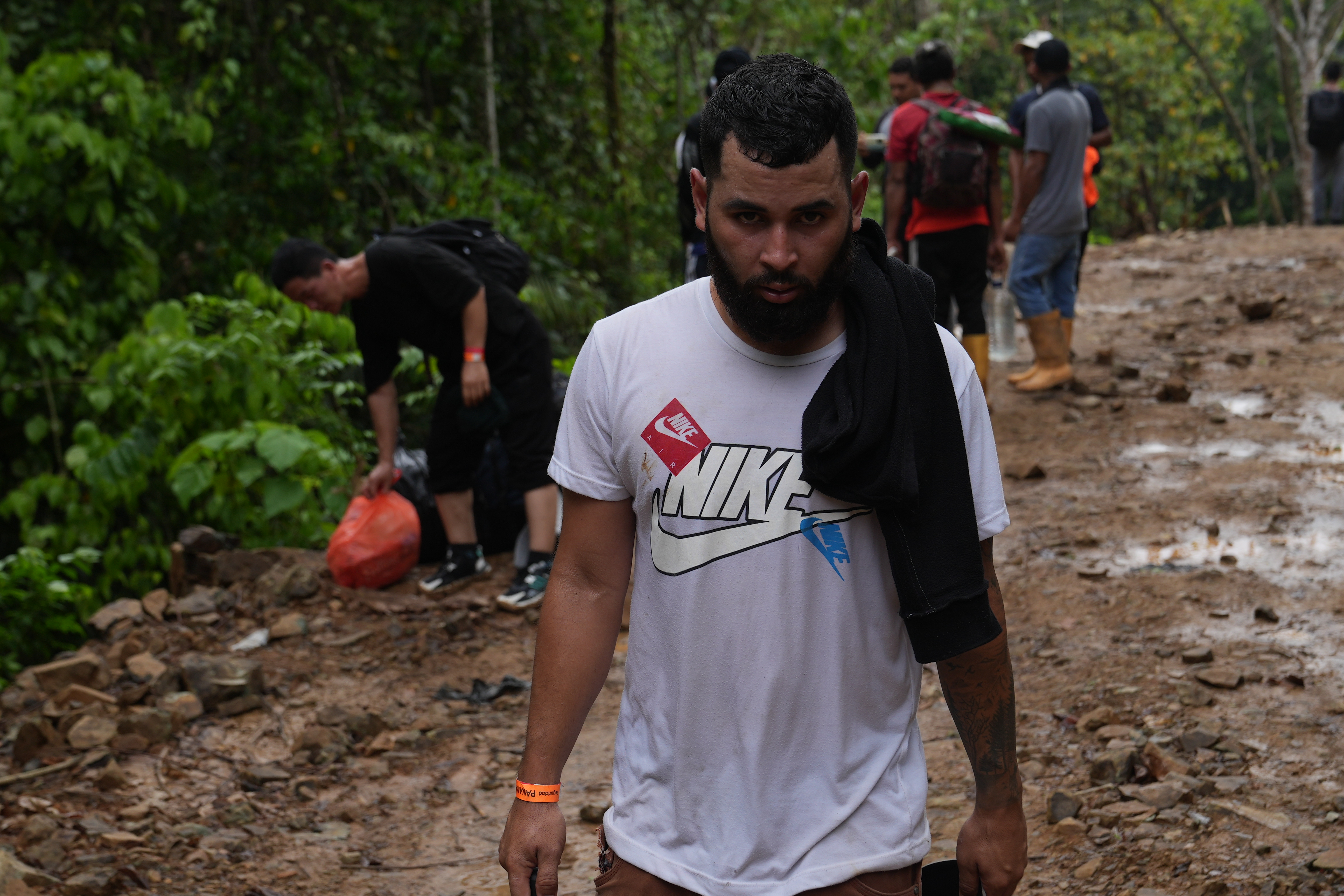 Los migrantes forman pequeños grupos para protegerse durante el recorrido por los agrestes caminos; algunos de ellos ejercen de vigías y otros resguardan a las personas más vulnerables. (Foto: GSR/Manuel Rueda)