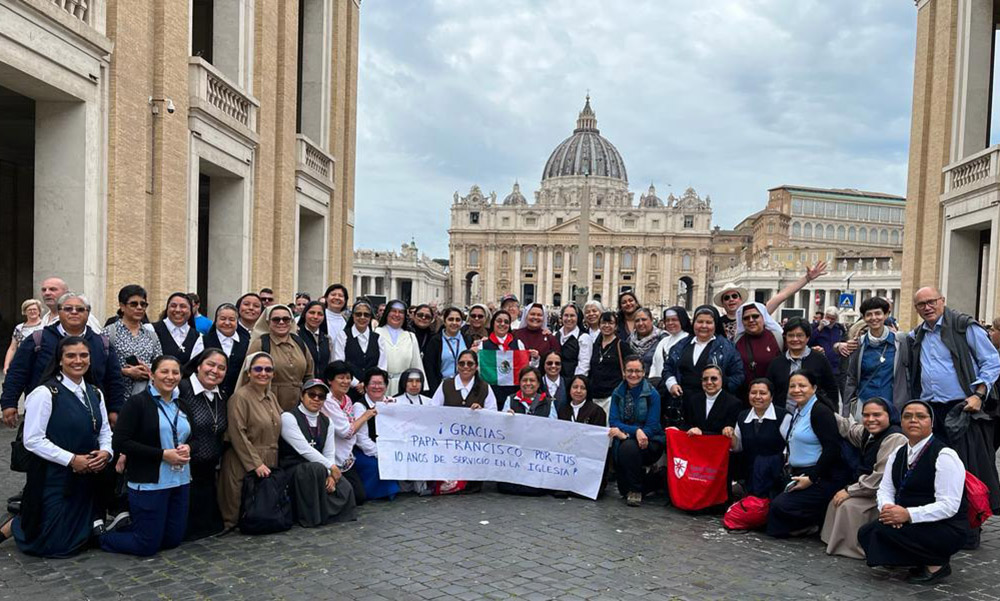 The group of Latin American sisters and the Catholic Extension team pose in front of St. Peter's Square at the Vatican. (Courtesy of María Elena Méndez Ochoa)