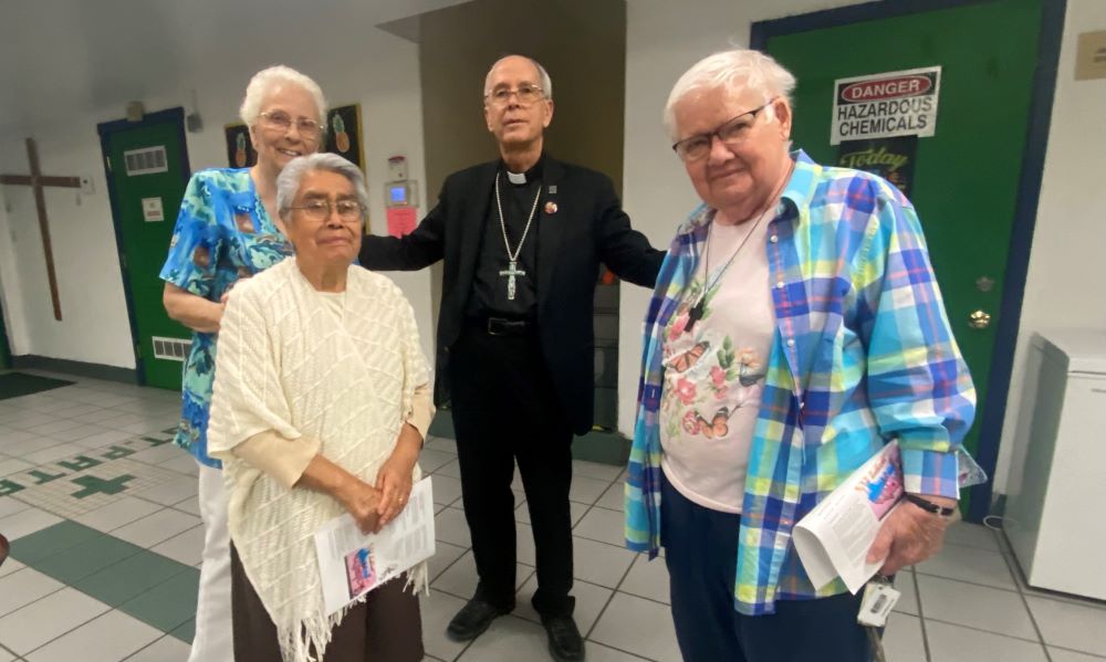 Monseñor Mark Seitz posa el 15 de mayo para una foto con la hermana Joannes Klas, a la derecha; la hermana Josefina López, de frente y a la izquierda; y la hermana Arlene Woelfel, al fondo a la izquierda, religiosas de la comunidad Hermanas Escolares de San Francisco, quienes atienden a los inmigrantes en su diócesis, así como al otro lado de la frontera en Ciudad Juárez, México. Las religiosas son la columna vertebral del trabajo de la diócesis con los inmigrantes, dijo Seitz. (Foto: GSR/ Rhina Guidos)