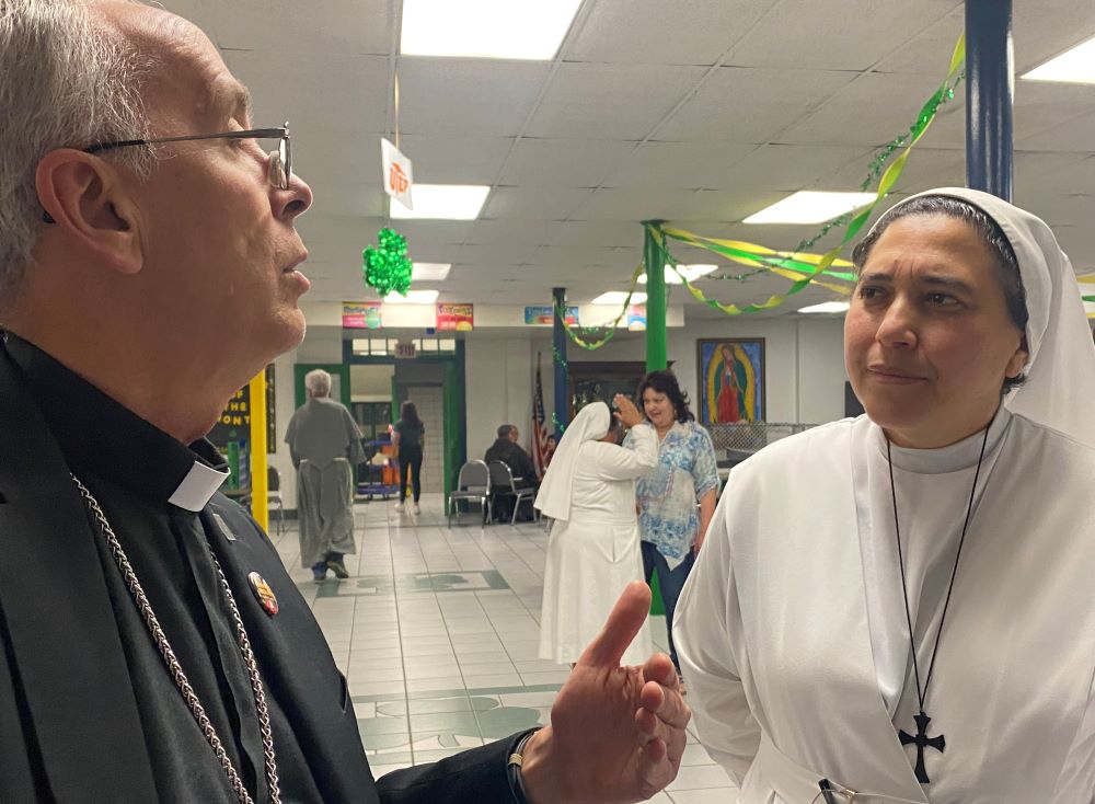 Monseñor Mark Seitz, obispo de la diócesis de El Paso, habla el 15 de mayo de 2023 con una de las Siervas del Sagrado Corazón, quien ayuda a migrantes en un refugio de la diócesis, tras un servicio de oración por los migrantes en la Catedral de San Patricio en El Paso. Religiosas, por su organización y liderazgo, han sido la columna vertebral de la respuesta de la diócesis, dijo Seitz, presidente del comité de migración de la Conferencia de Obispos Católicos de EE. UU. (Foto: GSR por Rhina Guidos)