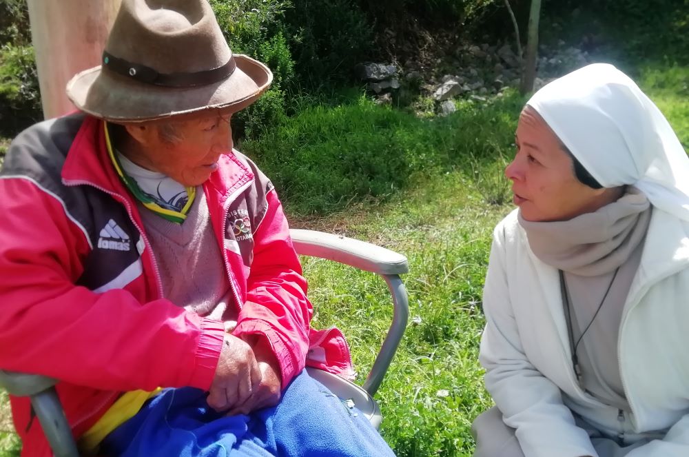 One of the elders taken in by the Agustinian brothers in the village of Cotambambas, Peru, talks with Sr. Laura Palomino Carreño. (Courtesy of Diana Villarreal)